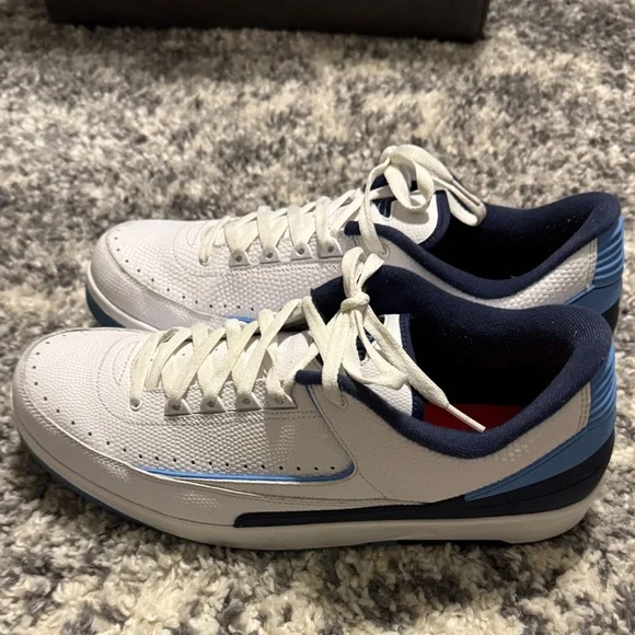 Jordan Men's White and Navy Sneakers - Picture 2 of 7